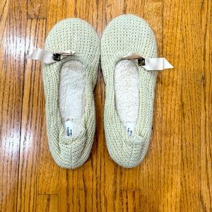 Vera Wang Beige House Slippers nwot